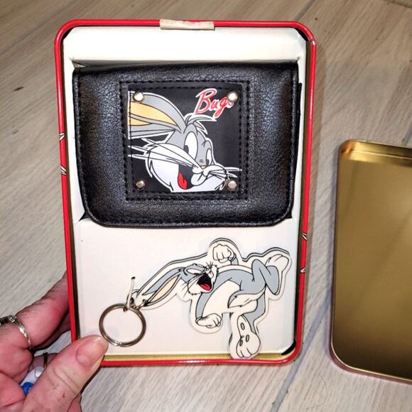 NWT Vintage 90s Looney Tunes Bugs Bunny Wallet And Keychain Set In Tin - Picture 1 of 5